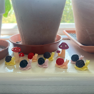 BOTANICAL BESTIES - PLANT COMPANIONS SNAILS AND MUSHROOMS