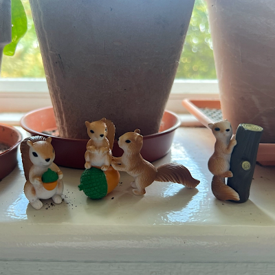 BOTANICAL BESTIES - PLANT COMPANIONS SQUIRRELS