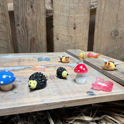 BOTANICAL BESTIES - PLANT COMPANIONS WOODLAND ANIMALS AND MUSHROOMS
