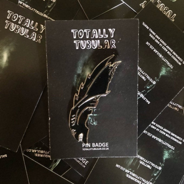ALIEN (XENOMORPH) HEAD - Looking Down At You.. enamel pin badge