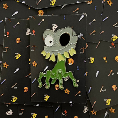 MEDIEVIL 2 SlR DANlEL FORTESQUE (Dan-Hand) big enamel pin badge