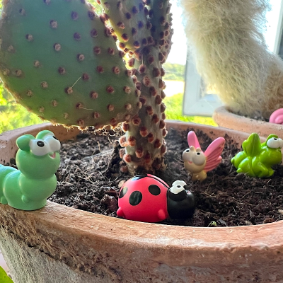 BOTANICAL BESTIES - PLANT COMPANIONS CREEPY CRAWLIES