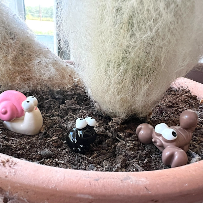 BOTANICAL BESTIES - PLANT COMPANIONS CREEPY CRAWLIES